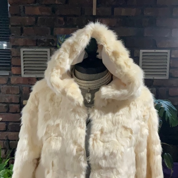 Light weight spring/fall faux fur so fluffyy - Picture 2 of 3